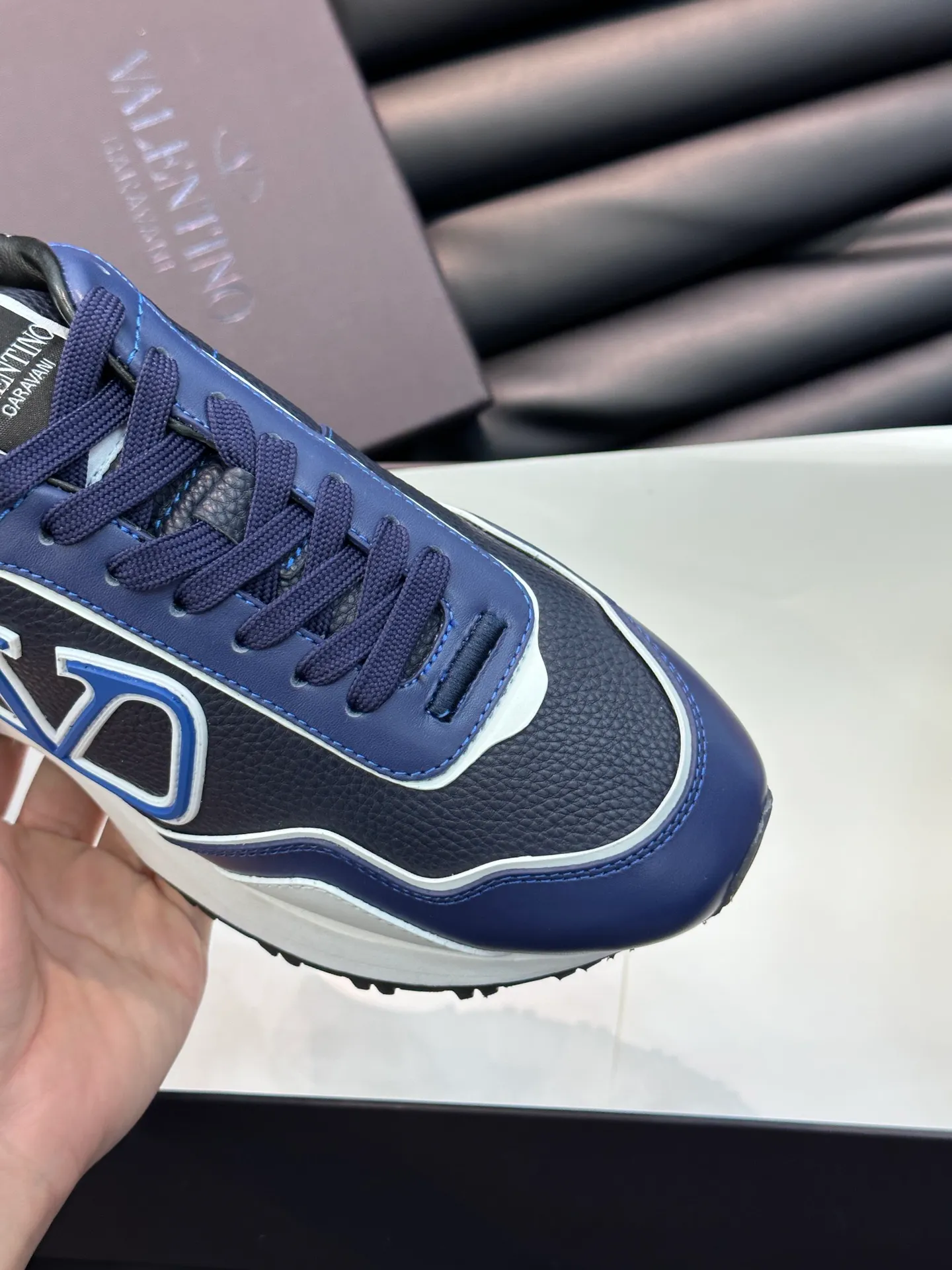 P540💰 Product trademark: VALENTINO "Valentino" Regular size: 38-44 [45 customized] Product material: Warren men's casual sports shoes, made of imported first-layer cowhide, with brand emblem on the tongue, rivet rubber outsole, non-slip, wear-resistant and shock-absorbing, cowhide lining foot pads, comfortable and breathable, with original box packaging equation bag!